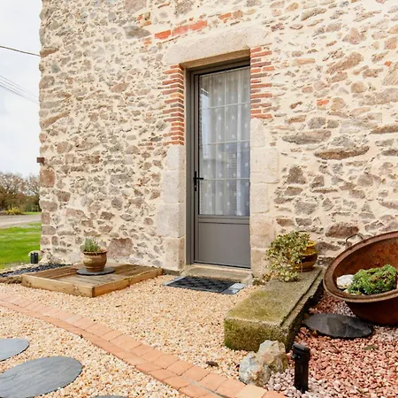 A La Campagne, Proche Du Puy Du Fou, Les Charmes De Castellariis
